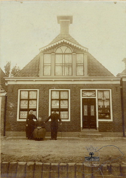 Arjen Scheltem en Geertje Kuiken midden baakster Tjitske Dijkstra.jpg
