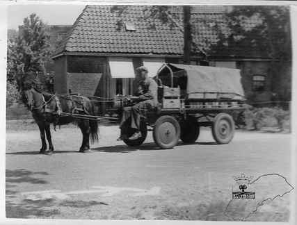 PI-00143 Piet Leistra 1952 met groentewagen