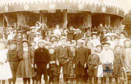 PI-00146 Draaimolen bij dorpsfeest