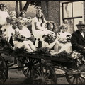 OB-00709 Feestwagen tijdens dorpsfeest
