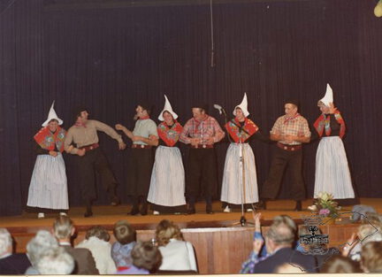 SB-01035 De Volendammers tijdens Euphonia, 100 jaar.