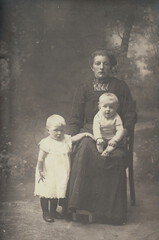 FAM-00126 Coba en haar kinderen Marie en Lieuwe