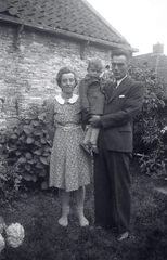 FAM-00133 Hein Pols en vrouw Trijntje met zoon Hein