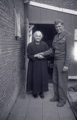 FAM-00134 Soldaat Sjouke van der Weg bij Richtje Postma